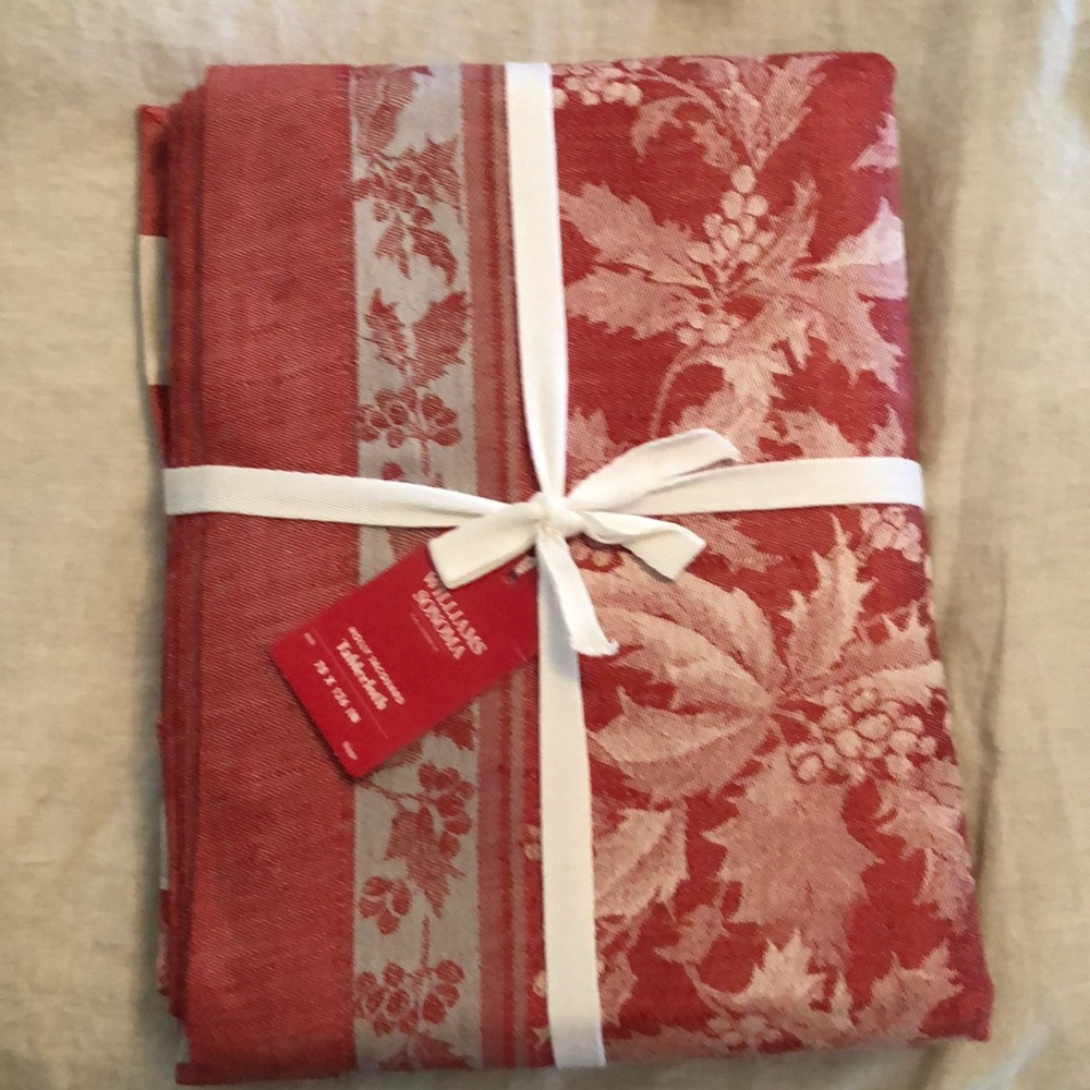 Williams Sonoma Red/Gray Xmas tablecloth 70 x 126